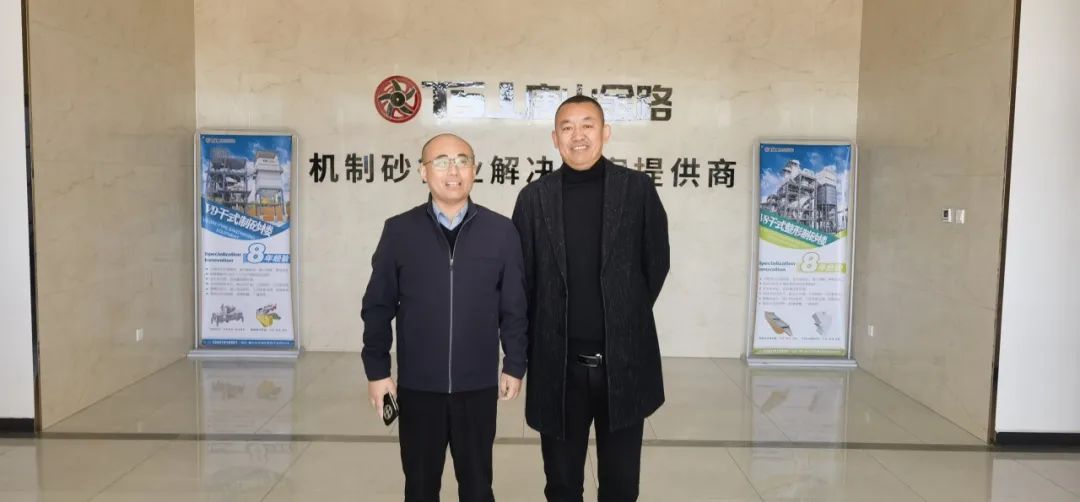 山東省砂石協(xié)會(huì )專(zhuān)職副秘書(shū)長(cháng)陳文蒞臨唐山金路，考察特細砂制砂樓